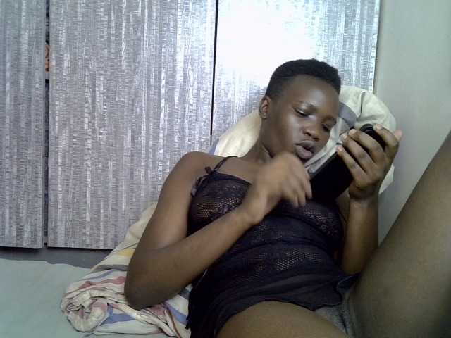 Prettieme12 live cam on BongaCams