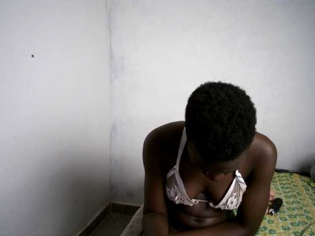 Prettieme12 live cam on BongaCams