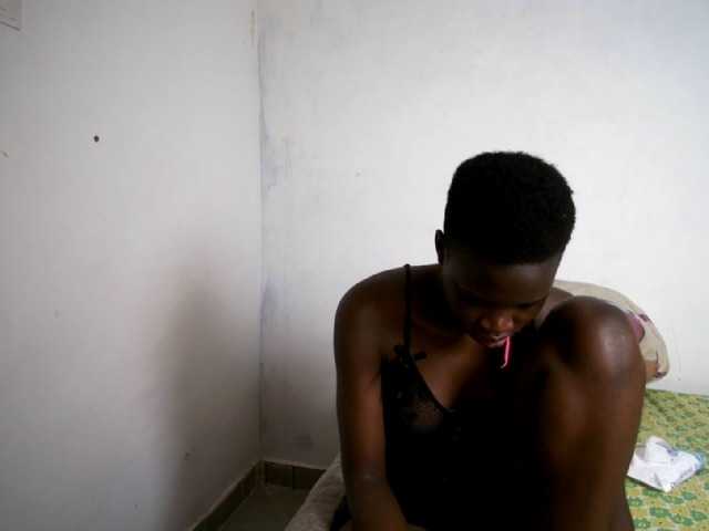Prettieme12 cam en direct sur BongaCams