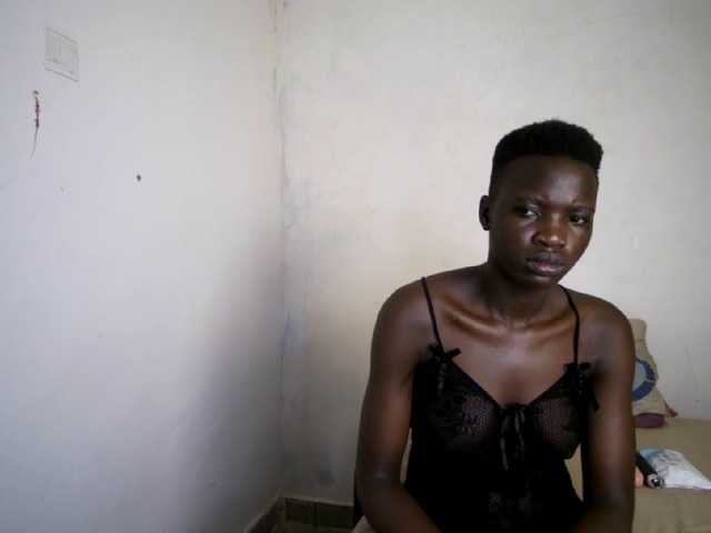 Prettieme12 live cam on BongaCams