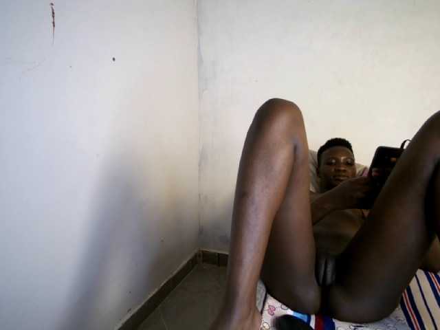 Prettieme12 live cam on BongaCams