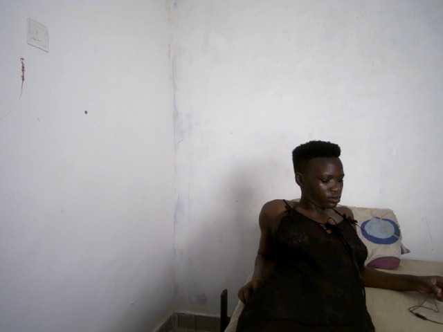 Prettieme12 live cam on BongaCams