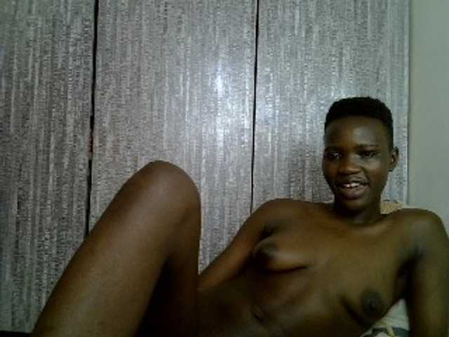 Prettieme12 live cam on BongaCams