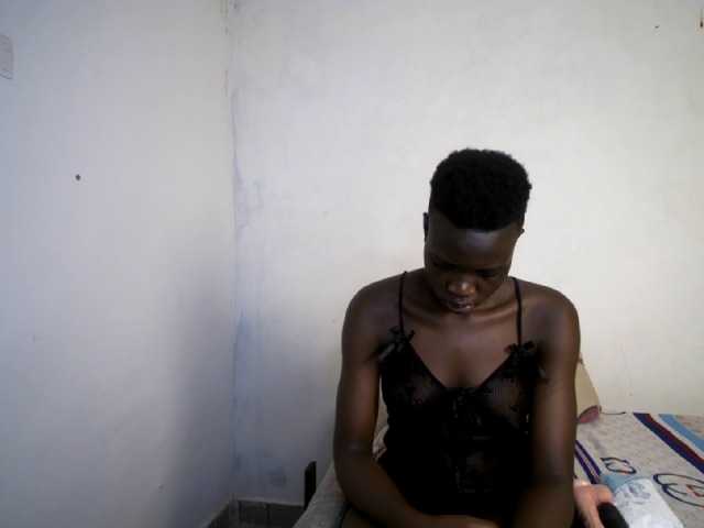 Prettieme12 live cam on BongaCams