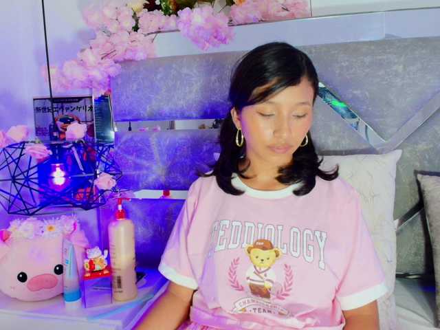 Realdoncella live cam on BongaCams