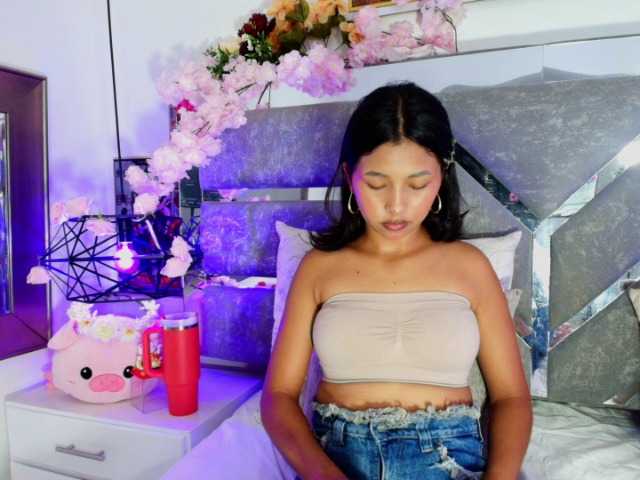 Realdoncella live cam on BongaCams