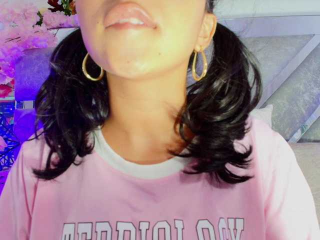 Realdoncella live cam on BongaCams