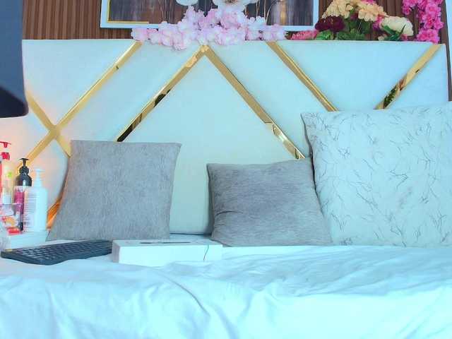 Realdoncella live cam on BongaCams