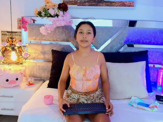 Realdoncella live cam on BongaCams