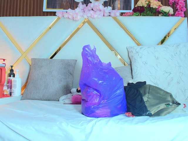 Realdoncella live cam on BongaCams