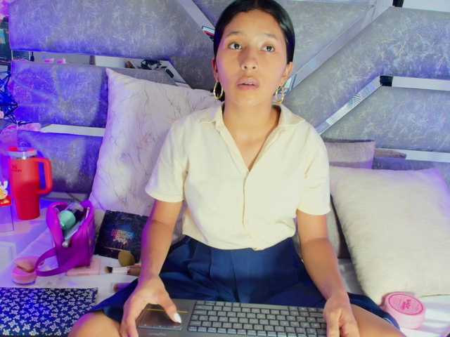 Realdoncella live cam on BongaCams