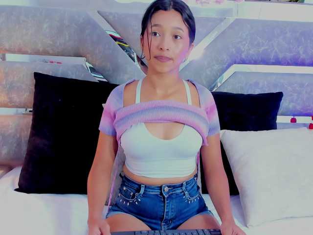 Realdoncella live cam on BongaCams