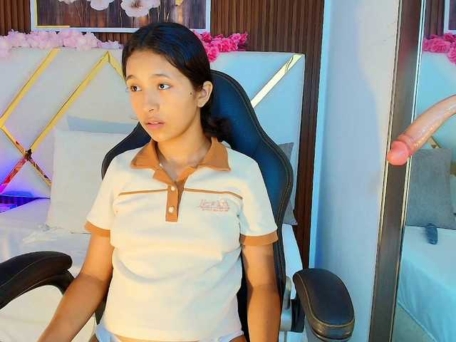 Realdoncella live cam on BongaCams
