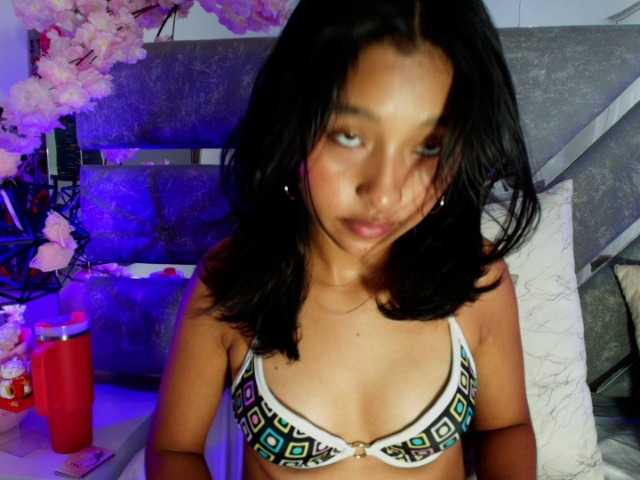 Realdoncella live cam on BongaCams