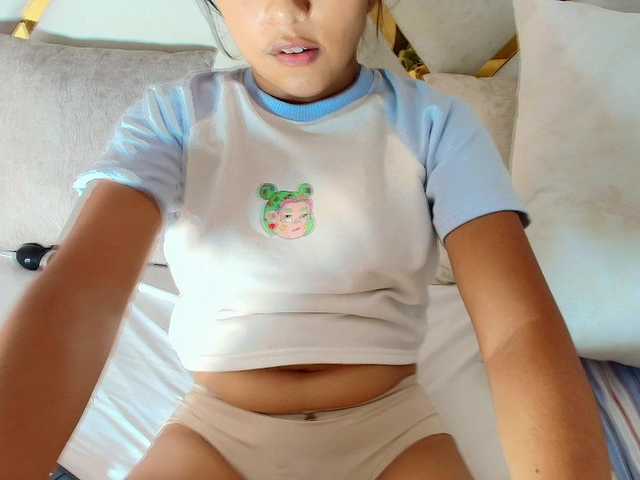 Realdoncella live cam on BongaCams
