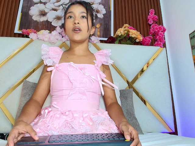 Realdoncella live cam on BongaCams