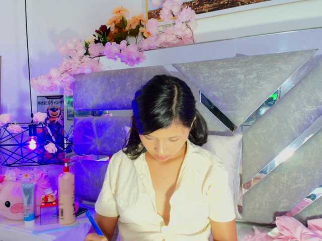 Realdoncella live cam on BongaCams