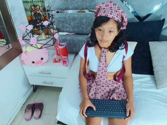 Realdoncella live cam on BongaCams