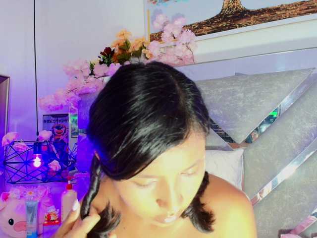 Realdoncella live cam on BongaCams