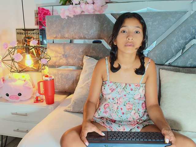Realdoncella live cam on BongaCams