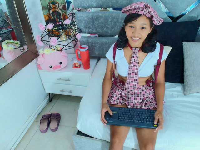 Realdoncella live cam on BongaCams