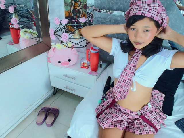 Realdoncella live cam on BongaCams