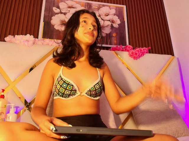 Realdoncella live cam on BongaCams