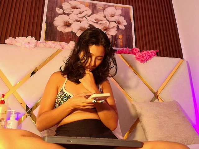 Realdoncella live cam on BongaCams
