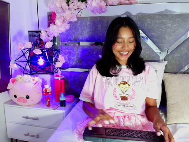 Realdoncella live cam on BongaCams