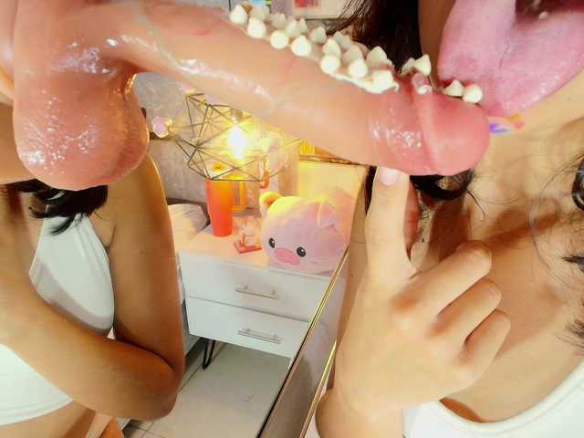 Realdoncella live cam on BongaCams