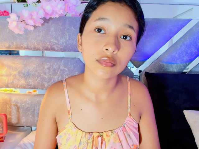 Realdoncella live cam on BongaCams
