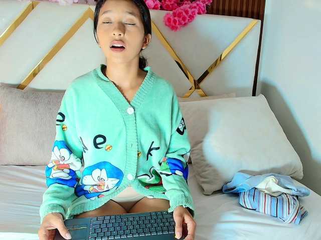 Realdoncella live cam on BongaCams
