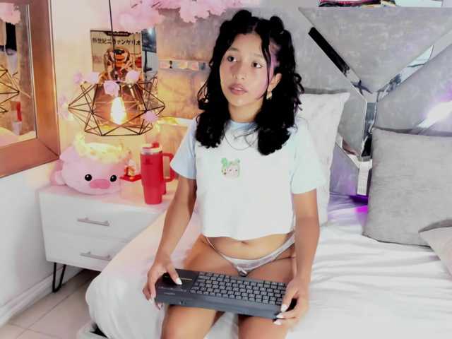 Realdoncella live cam on BongaCams