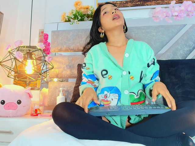 Realdoncella live cam on BongaCams
