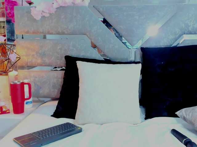 Realdoncella live cam on BongaCams