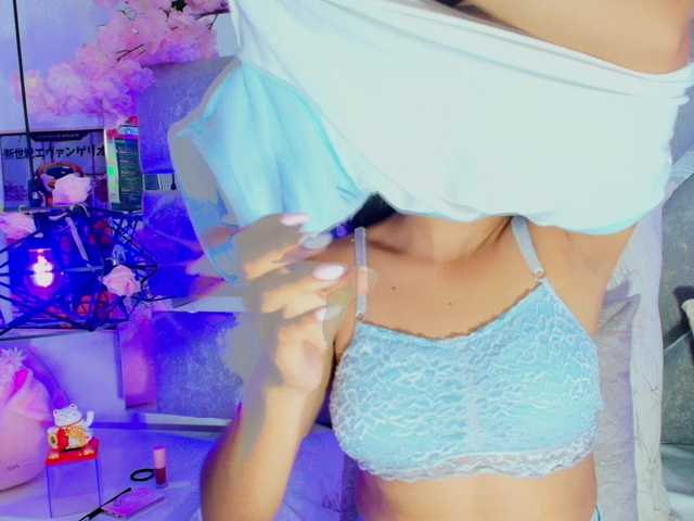 Realdoncella live cam on BongaCams