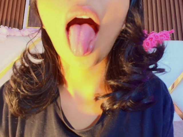 Realdoncella live cam on BongaCams