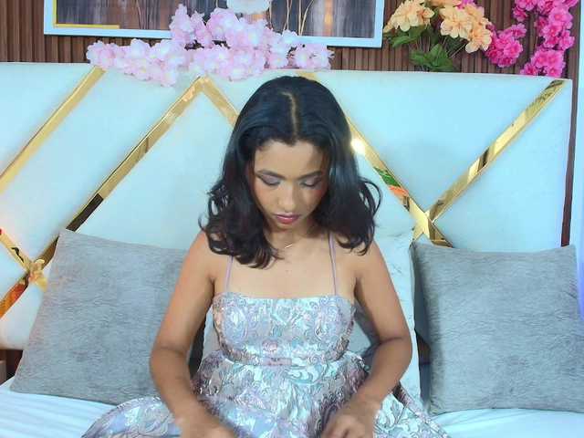 Realdoncella live cam on BongaCams