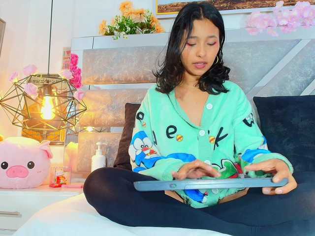 Realdoncella live cam on BongaCams