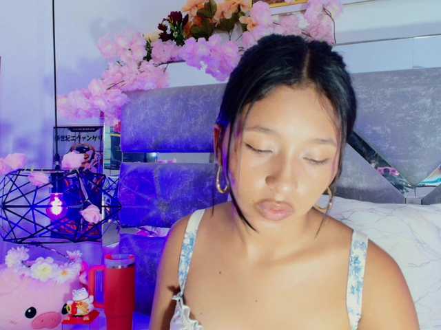 Realdoncella live cam on BongaCams