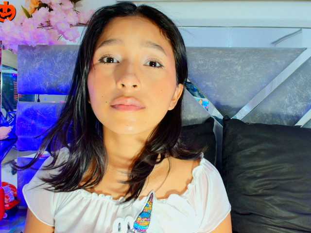 Realdoncella live cam on BongaCams