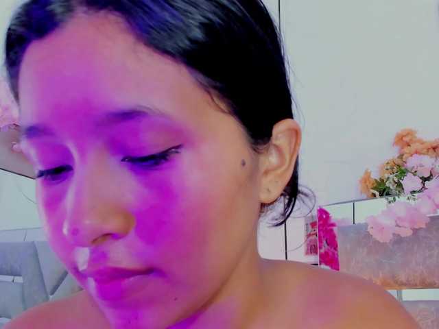 Realdoncella live cam on BongaCams
