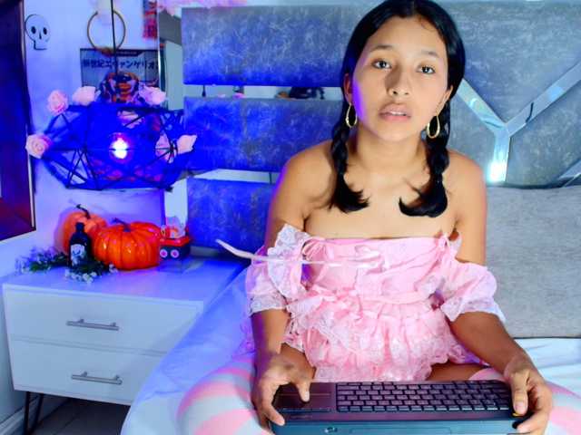 Realdoncella live cam on BongaCams