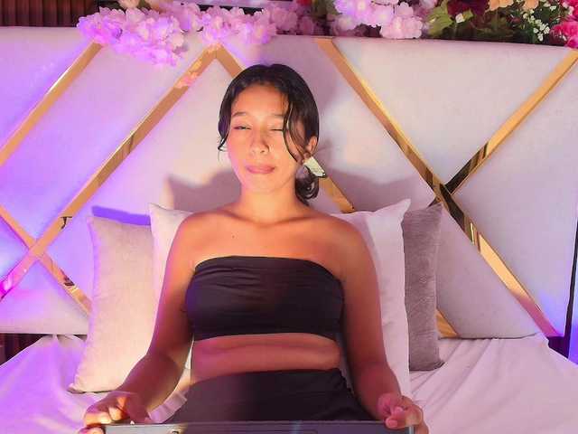 Realdoncella live cam on BongaCams