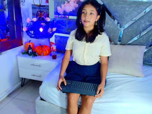 Realdoncella live cam on BongaCams