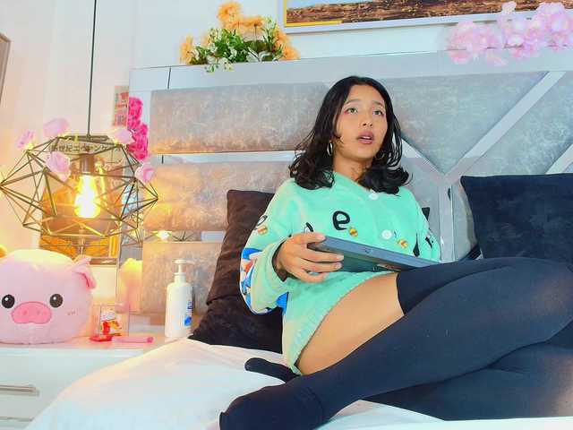 Realdoncella live cam on BongaCams