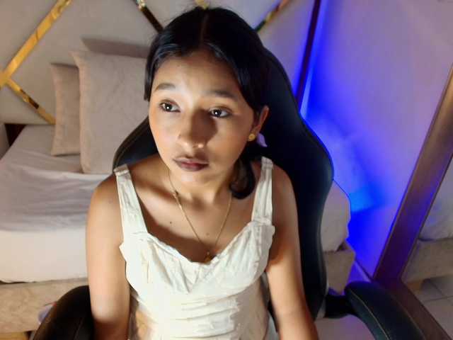 Realdoncella live cam on BongaCams