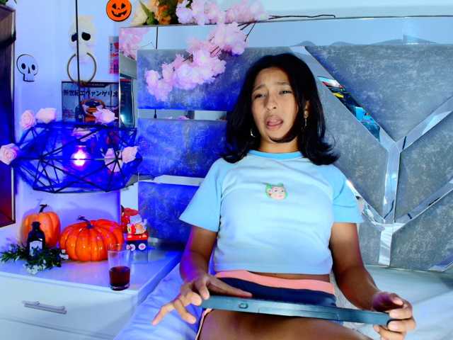 Realdoncella live cam on BongaCams