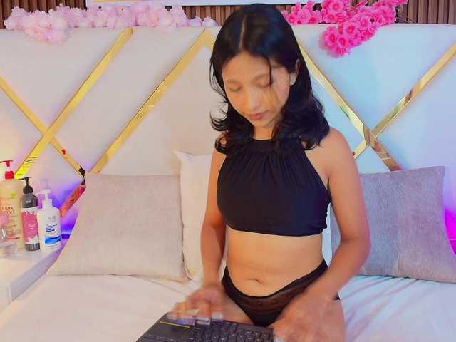 Realdoncella live cam on BongaCams