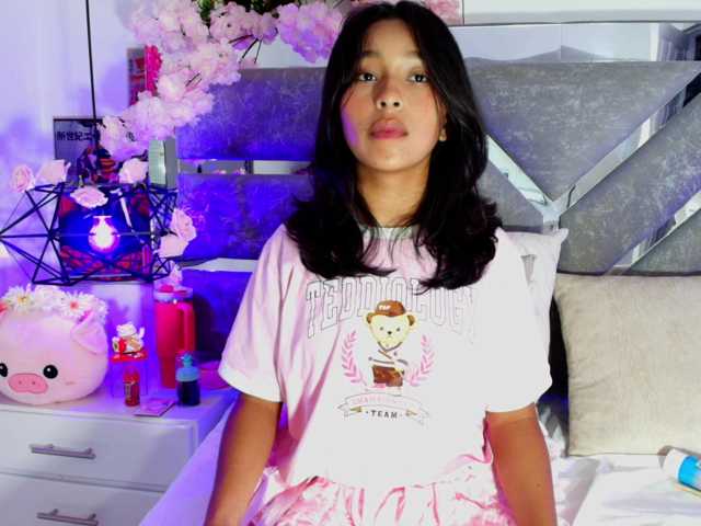 Realdoncella live cam on BongaCams